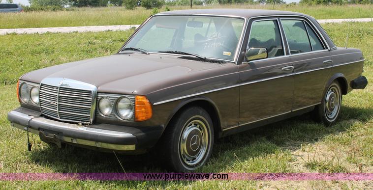 image for item C2527 1977 Mercedes Benz 240D