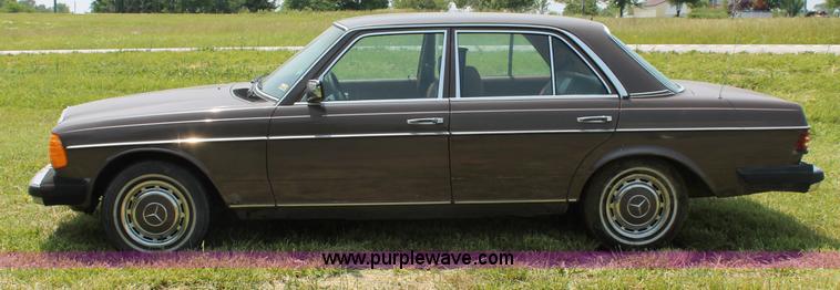 image for item C2527 1977 Mercedes Benz 240D