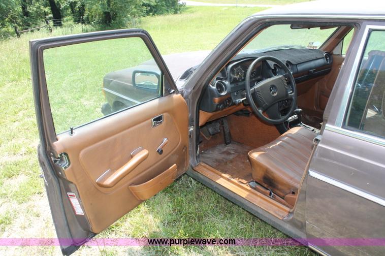 image for item C2527 1977 Mercedes Benz 240D