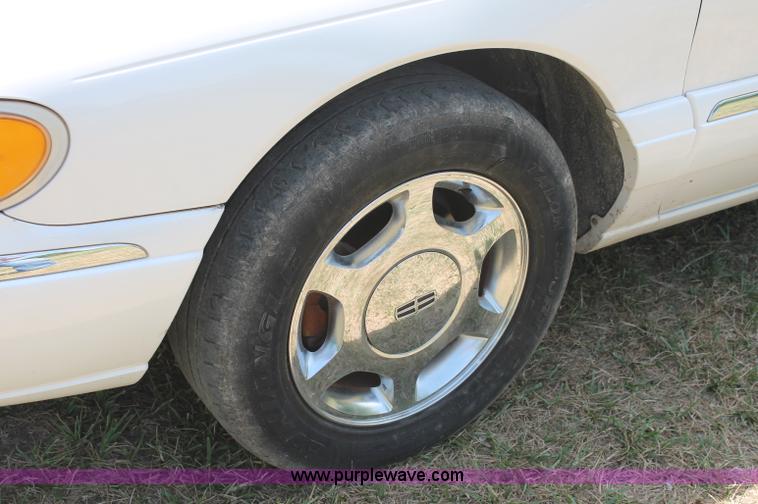 image for item C2557 2000 Lincoln Continental