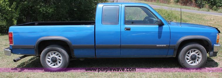 image for item C2559 1992 Dodge Dakota Club Cab pickup truck