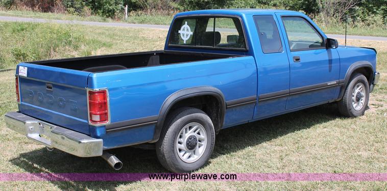 image for item C2559 1992 Dodge Dakota Club Cab pickup truck