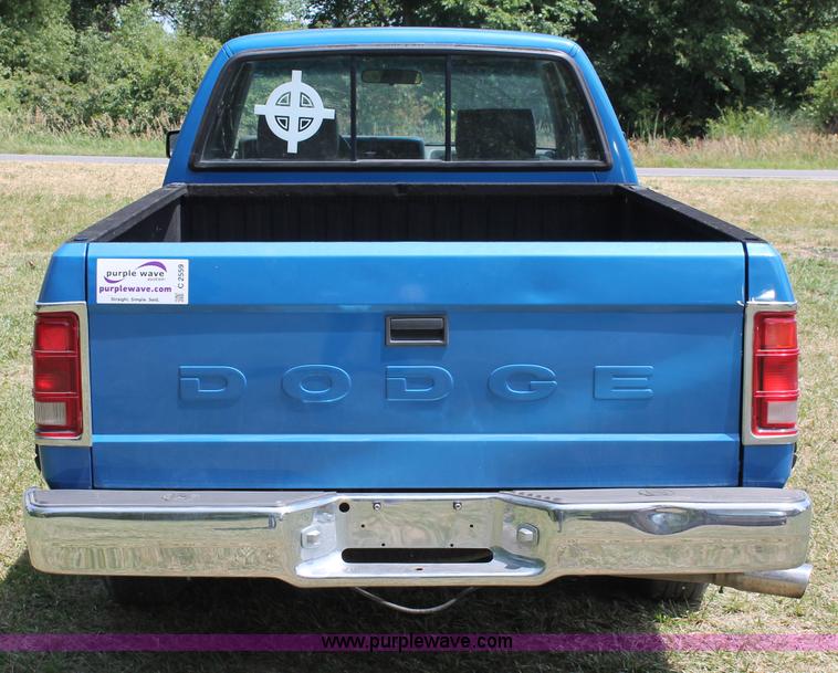 image for item C2559 1992 Dodge Dakota Club Cab pickup truck