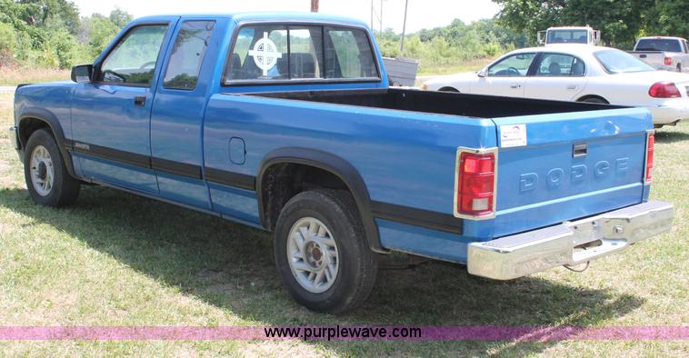 image for item C2559 1992 Dodge Dakota Club Cab pickup truck