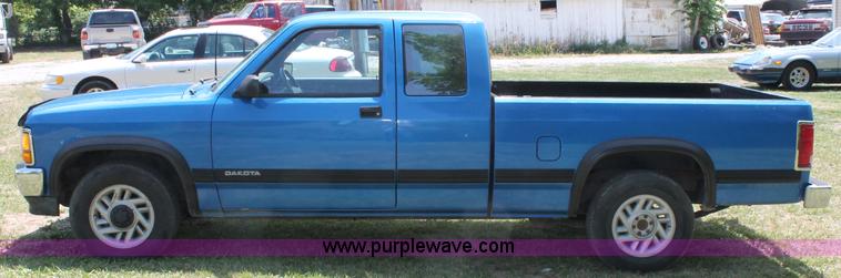 image for item C2559 1992 Dodge Dakota Club Cab pickup truck