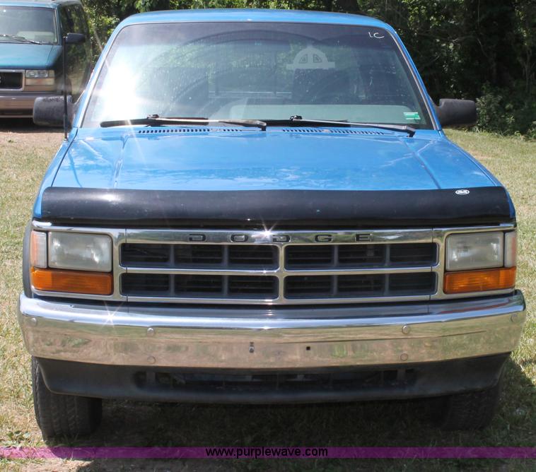 image for item C2559 1992 Dodge Dakota Club Cab pickup truck