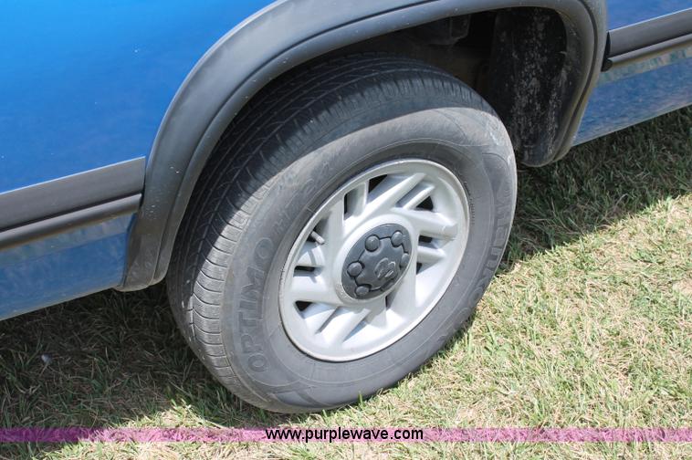 image for item C2559 1992 Dodge Dakota Club Cab pickup truck