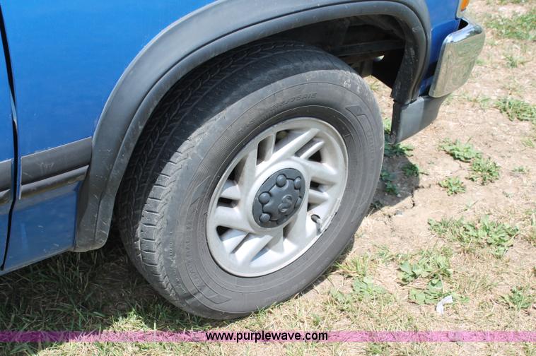 image for item C2559 1992 Dodge Dakota Club Cab pickup truck