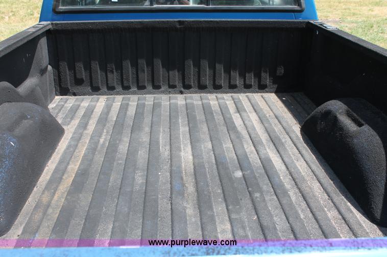 image for item C2559 1992 Dodge Dakota Club Cab pickup truck