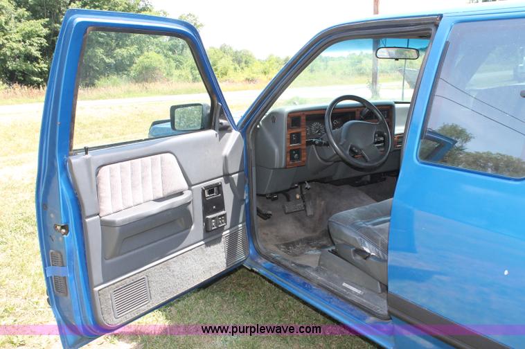 image for item C2559 1992 Dodge Dakota Club Cab pickup truck