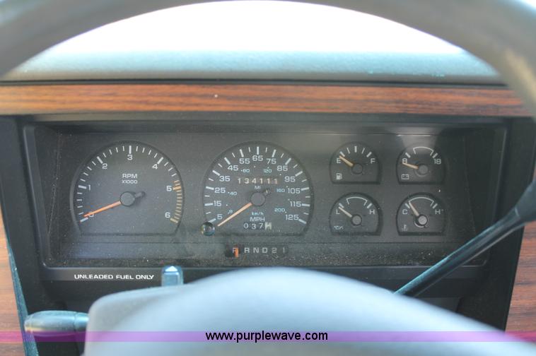 image for item C2559 1992 Dodge Dakota Club Cab pickup truck