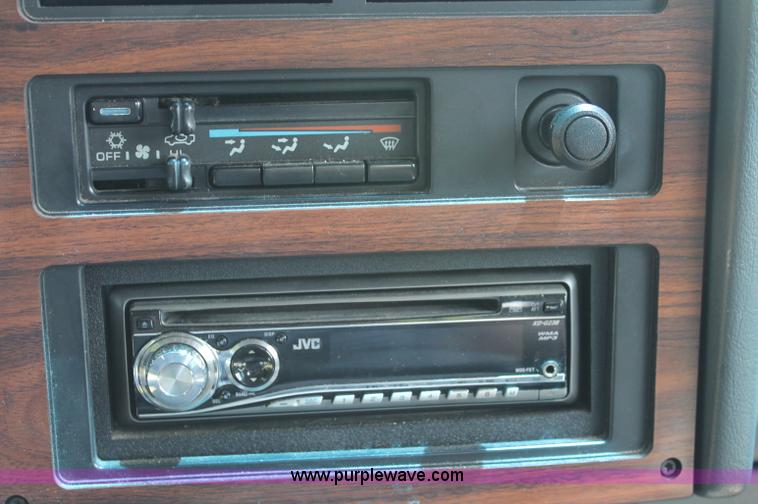 image for item C2559 1992 Dodge Dakota Club Cab pickup truck