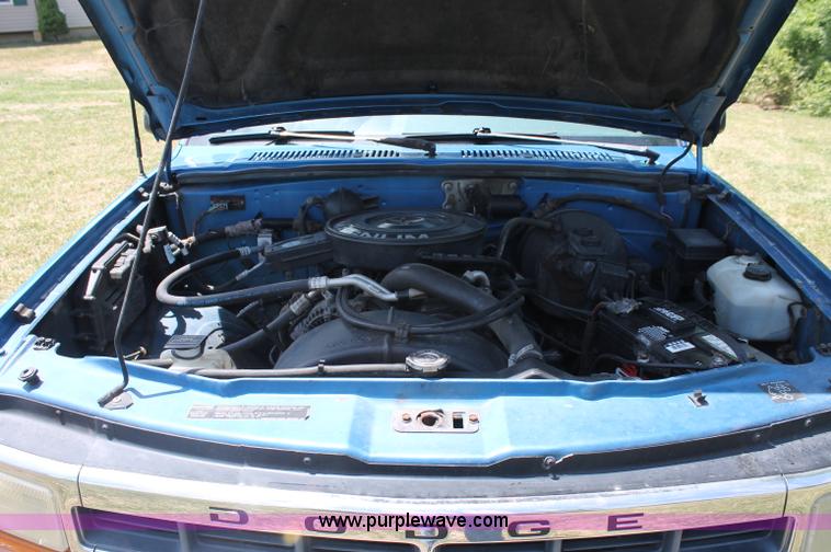 image for item C2559 1992 Dodge Dakota Club Cab pickup truck