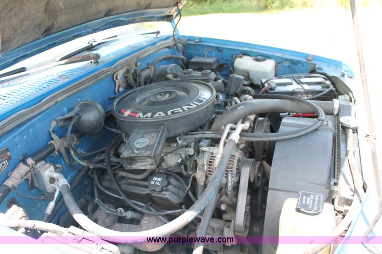 image for item C2559 1992 Dodge Dakota Club Cab pickup truck