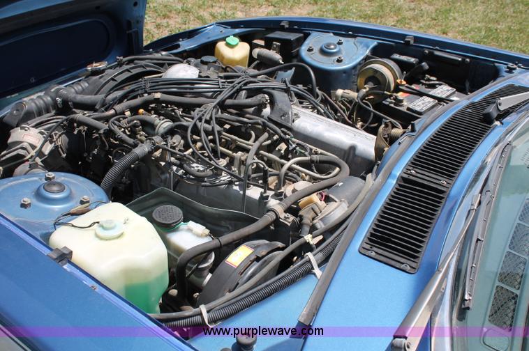 image for item C2559 1992 Dodge Dakota Club Cab pickup truck