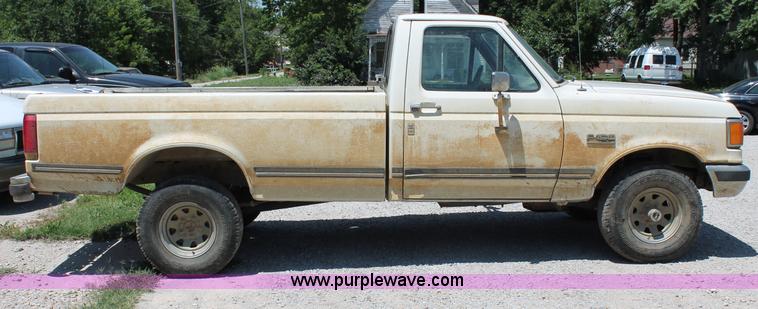 image for item C2563 1989 Ford F150 Lariat XLT pickup truck