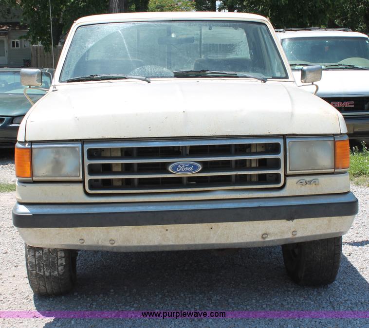 image for item C2563 1989 Ford F150 Lariat XLT pickup truck