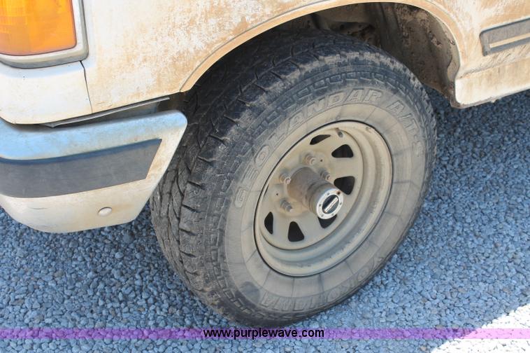 image for item C2563 1989 Ford F150 Lariat XLT pickup truck