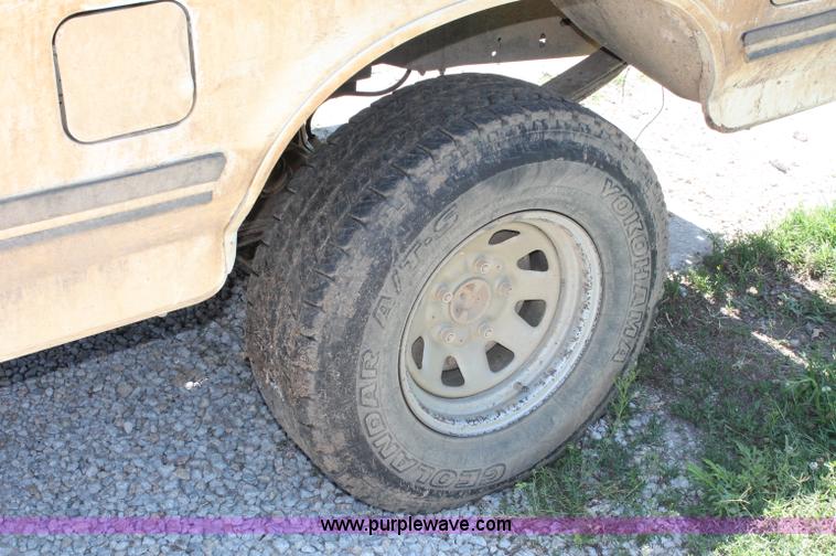 image for item C2563 1989 Ford F150 Lariat XLT pickup truck