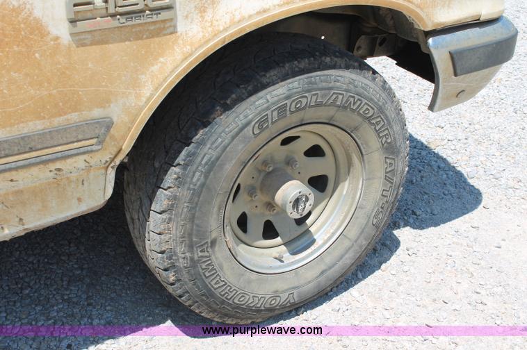 image for item C2563 1989 Ford F150 Lariat XLT pickup truck