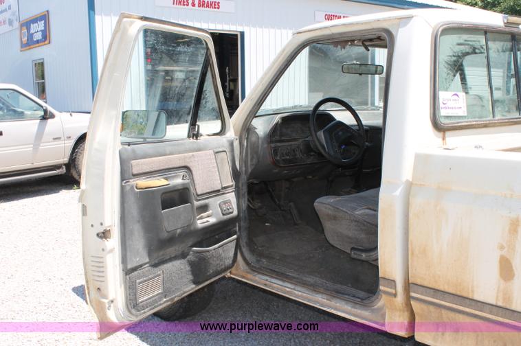 image for item C2563 1989 Ford F150 Lariat XLT pickup truck