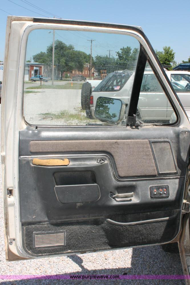 image for item C2563 1989 Ford F150 Lariat XLT pickup truck