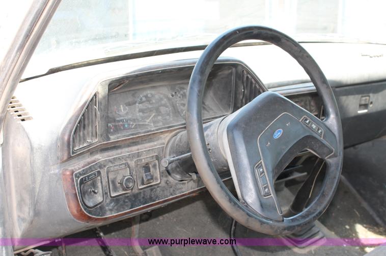 image for item C2563 1989 Ford F150 Lariat XLT pickup truck