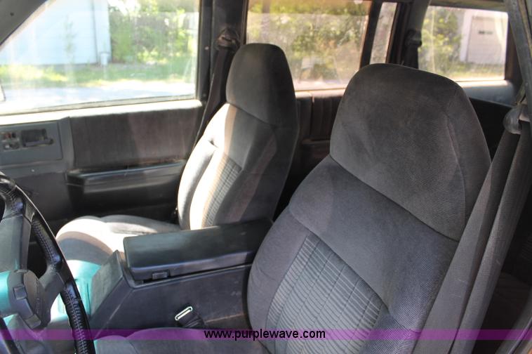 image for item C2566 1993 Chevrolet S10 Blazer SUV
