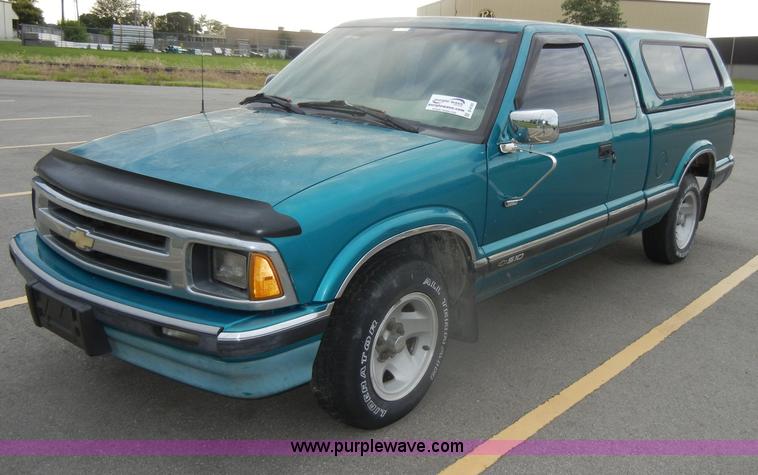 image for item D4141 1995 Chevrolet S10 pickup truck