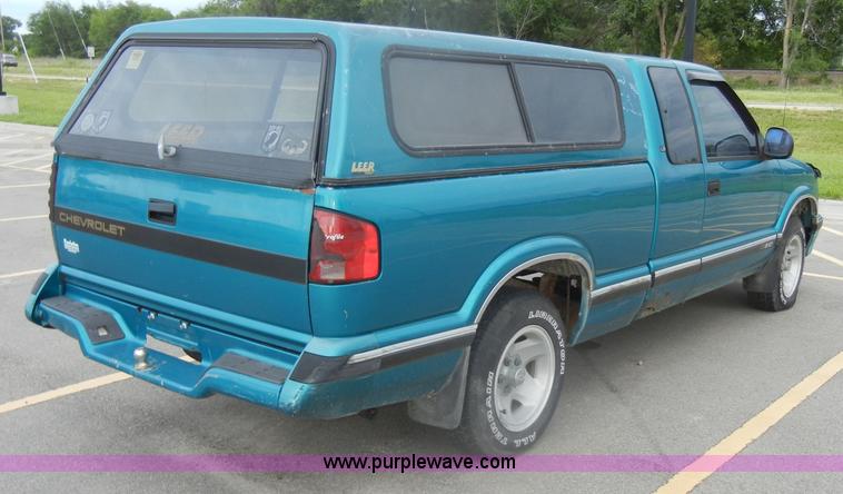 image for item D4141 1995 Chevrolet S10 pickup truck