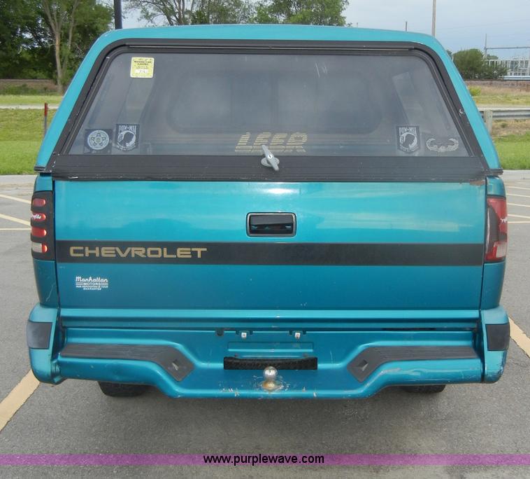 image for item D4141 1995 Chevrolet S10 pickup truck