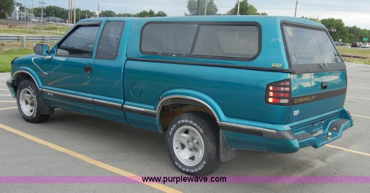 image for item D4141 1995 Chevrolet S10 pickup truck
