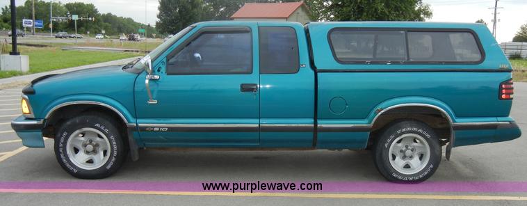 image for item D4141 1995 Chevrolet S10 pickup truck