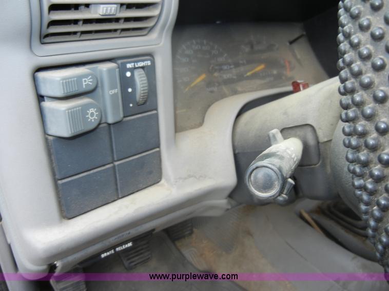 image for item D4141 1995 Chevrolet S10 pickup truck