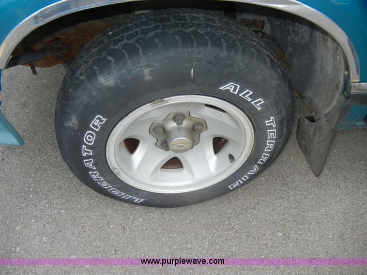 image for item D4141 1995 Chevrolet S10 pickup truck