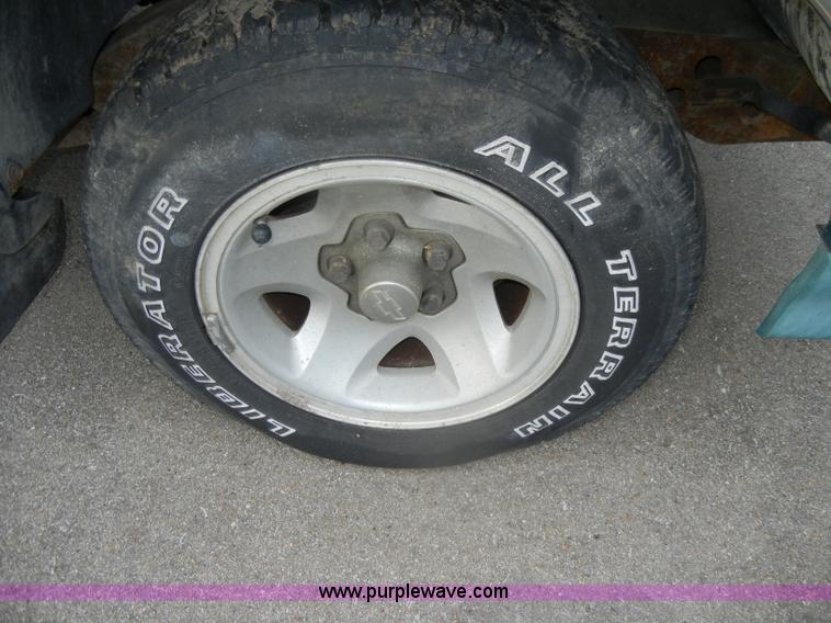 image for item D4141 1995 Chevrolet S10 pickup truck