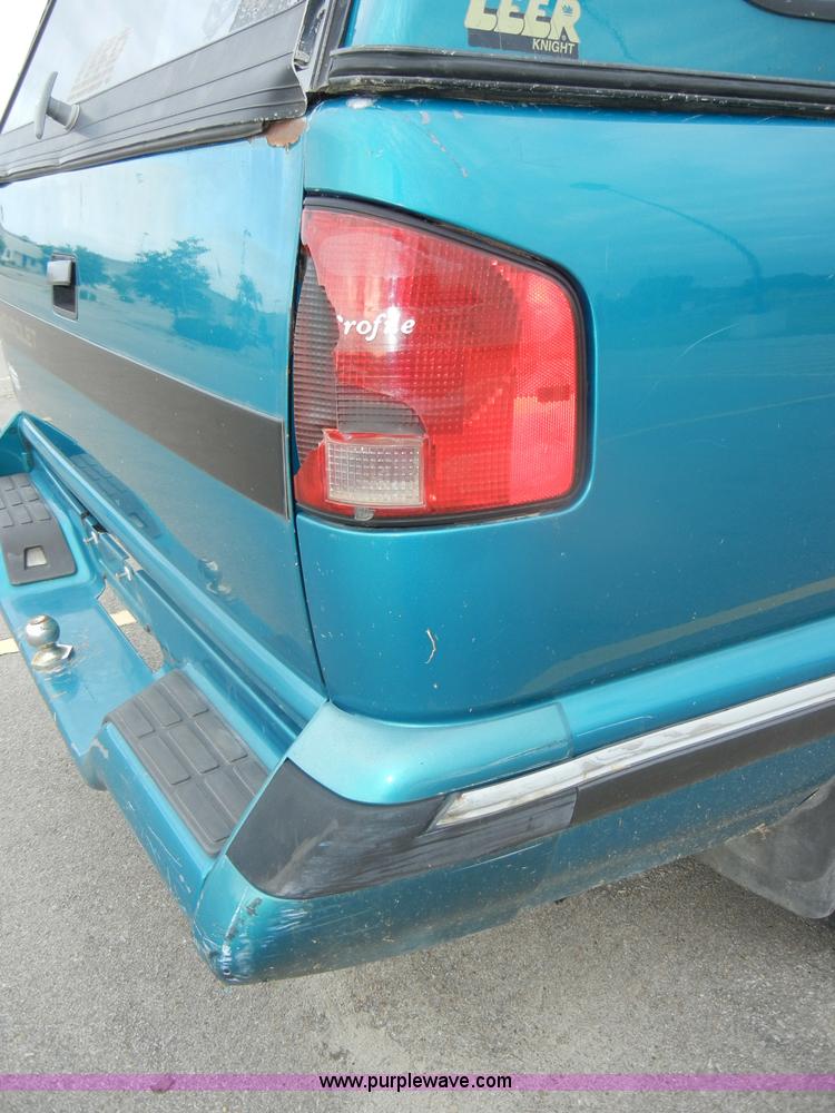 image for item D4141 1995 Chevrolet S10 pickup truck