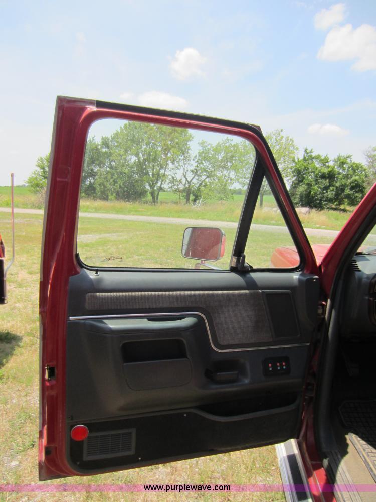 image for item D5573 1989 Ford F150 pickup truck