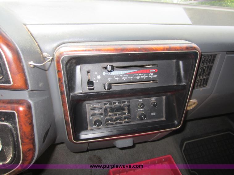 image for item D5573 1989 Ford F150 pickup truck