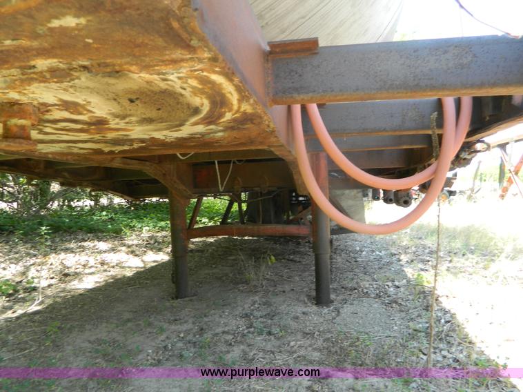 image for item M9774 1953 Fruehauf trailer