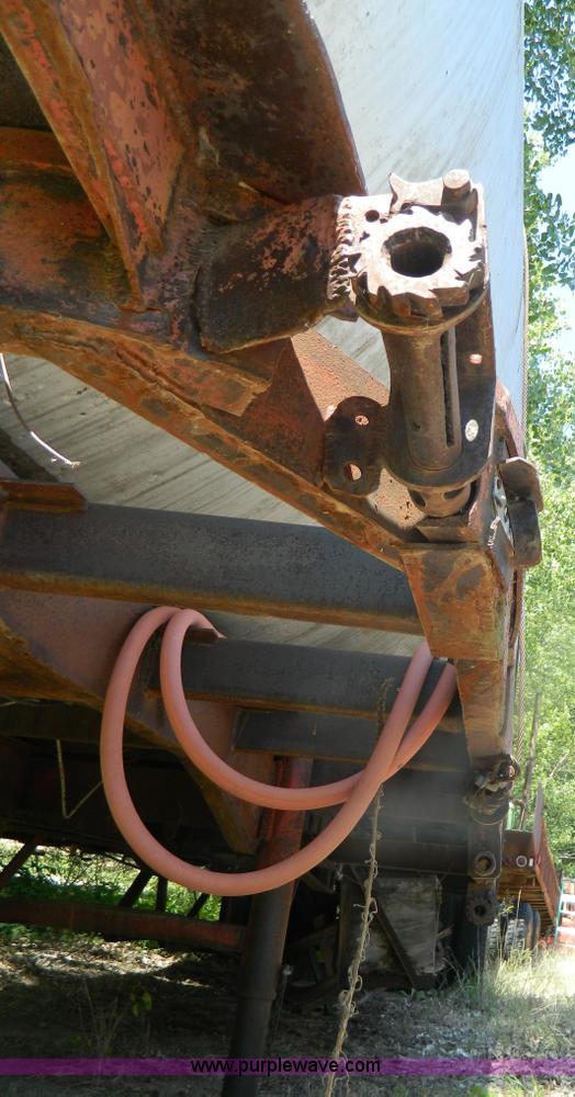 image for item M9774 1953 Fruehauf trailer