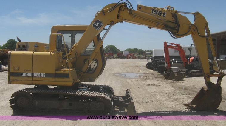 image for item A6412 1996 John Deere 190E excavator