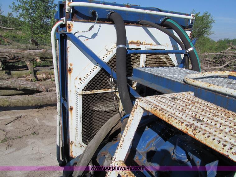 image for item A8317 2002 Peterson Pacific HC5400 portable horizontal recycler grinder