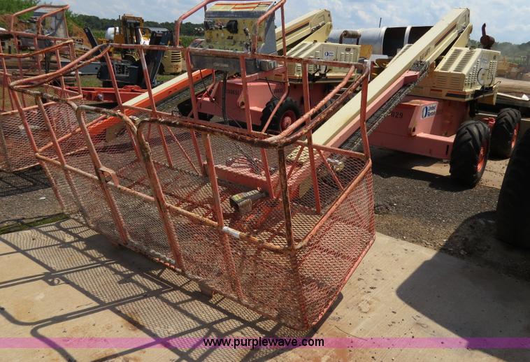 image for item B2384 2000 JLG 40H boom lift