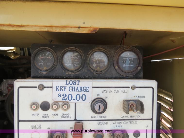 image for item B2384 2000 JLG 40H boom lift