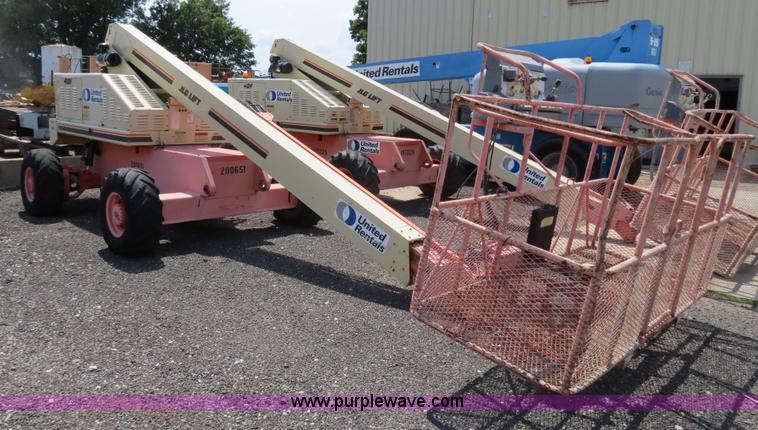 image for item B2385 2000 JLG 40H boom lift