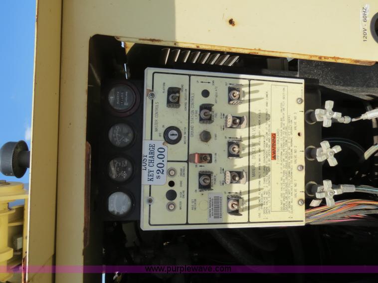 image for item B2385 2000 JLG 40H boom lift