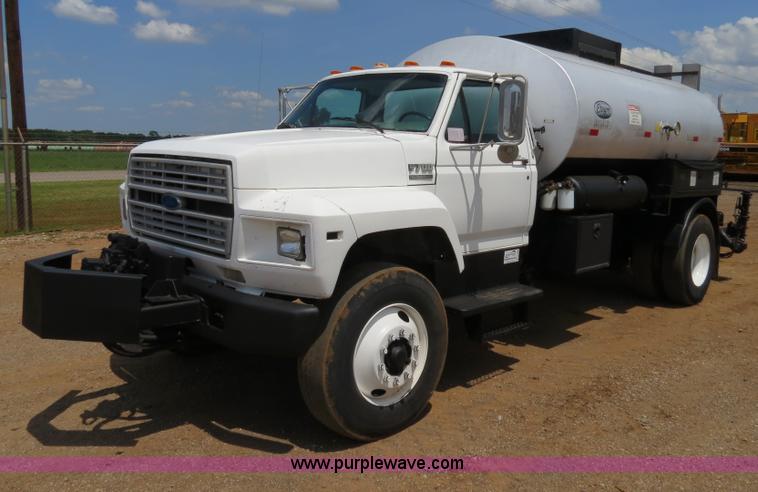 image for item B2388 1994 Ford F700 asphalt distributor truck