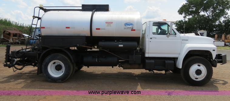 image for item B2388 1994 Ford F700 asphalt distributor truck