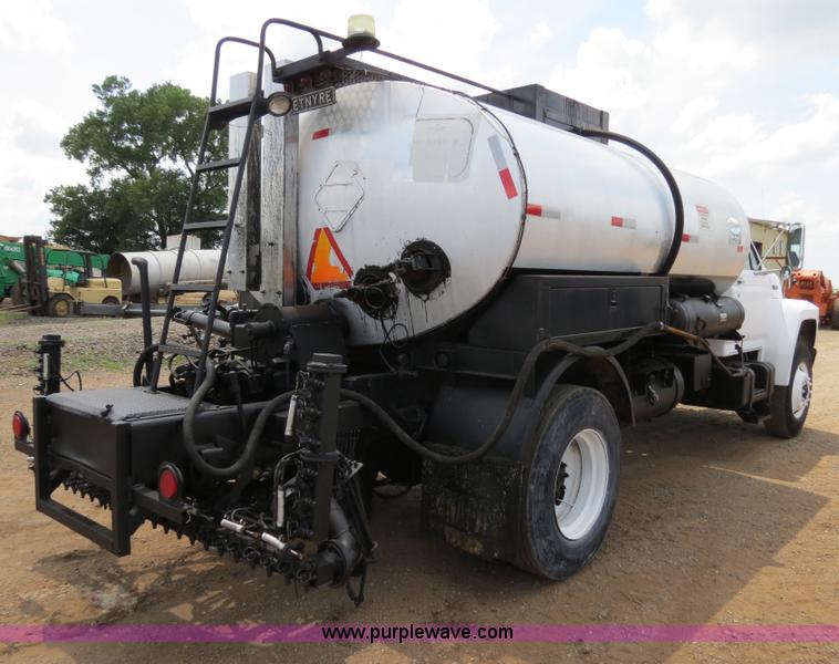 image for item B2388 1994 Ford F700 asphalt distributor truck